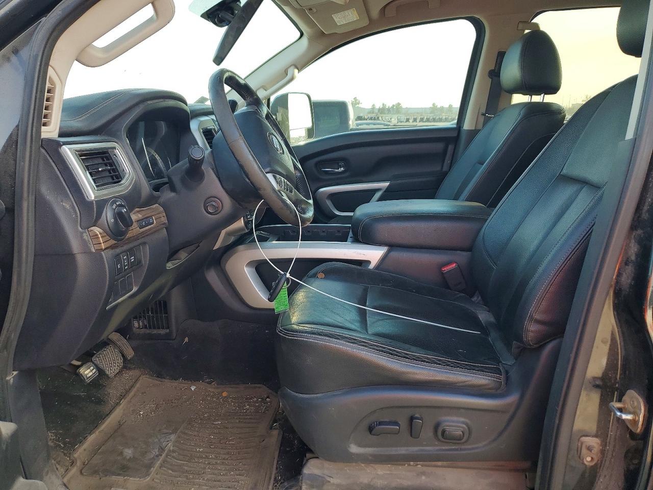 2019 NISSAN TITAN XD SL photo 13