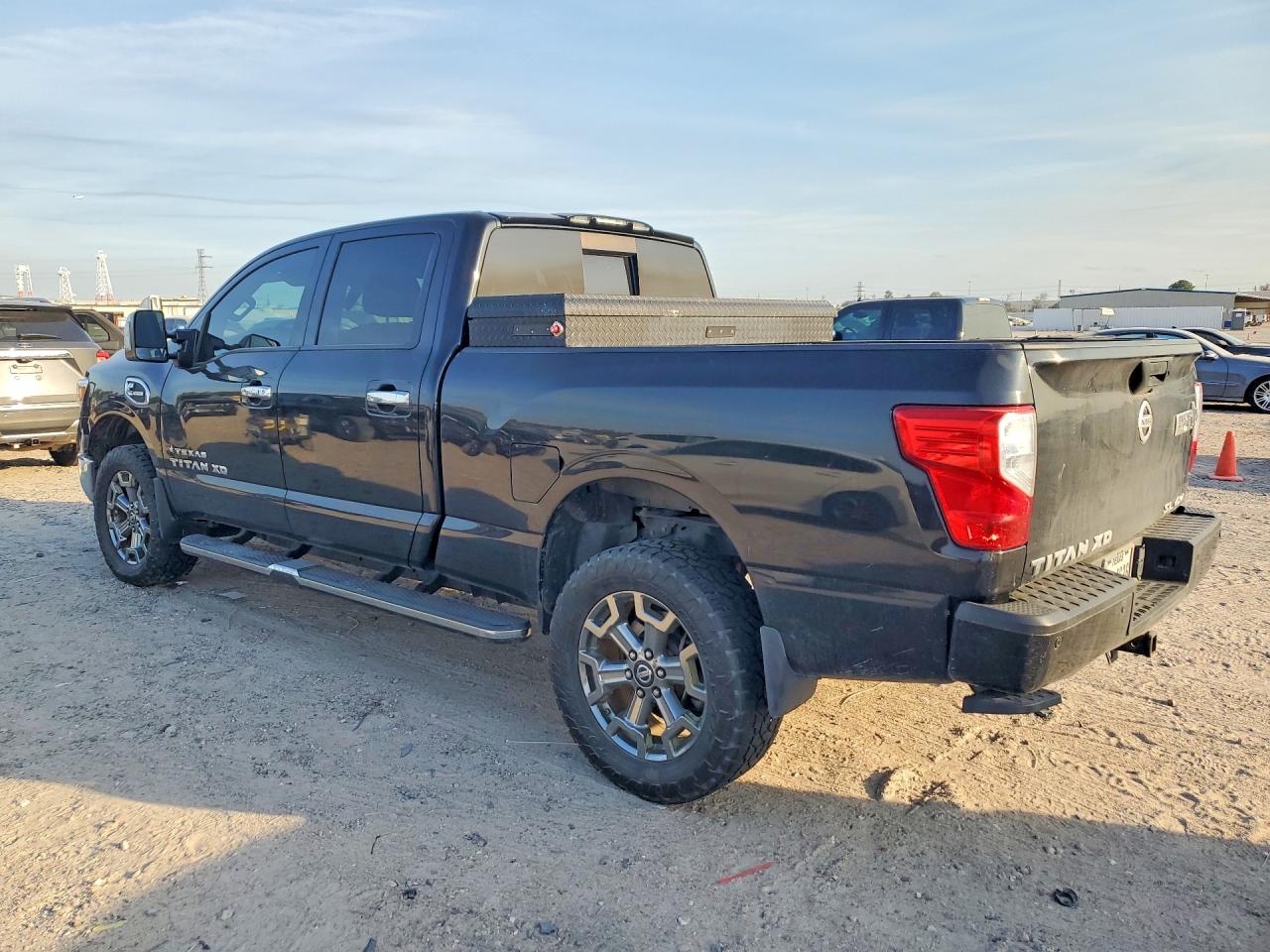 2019 NISSAN TITAN XD SL photo 3