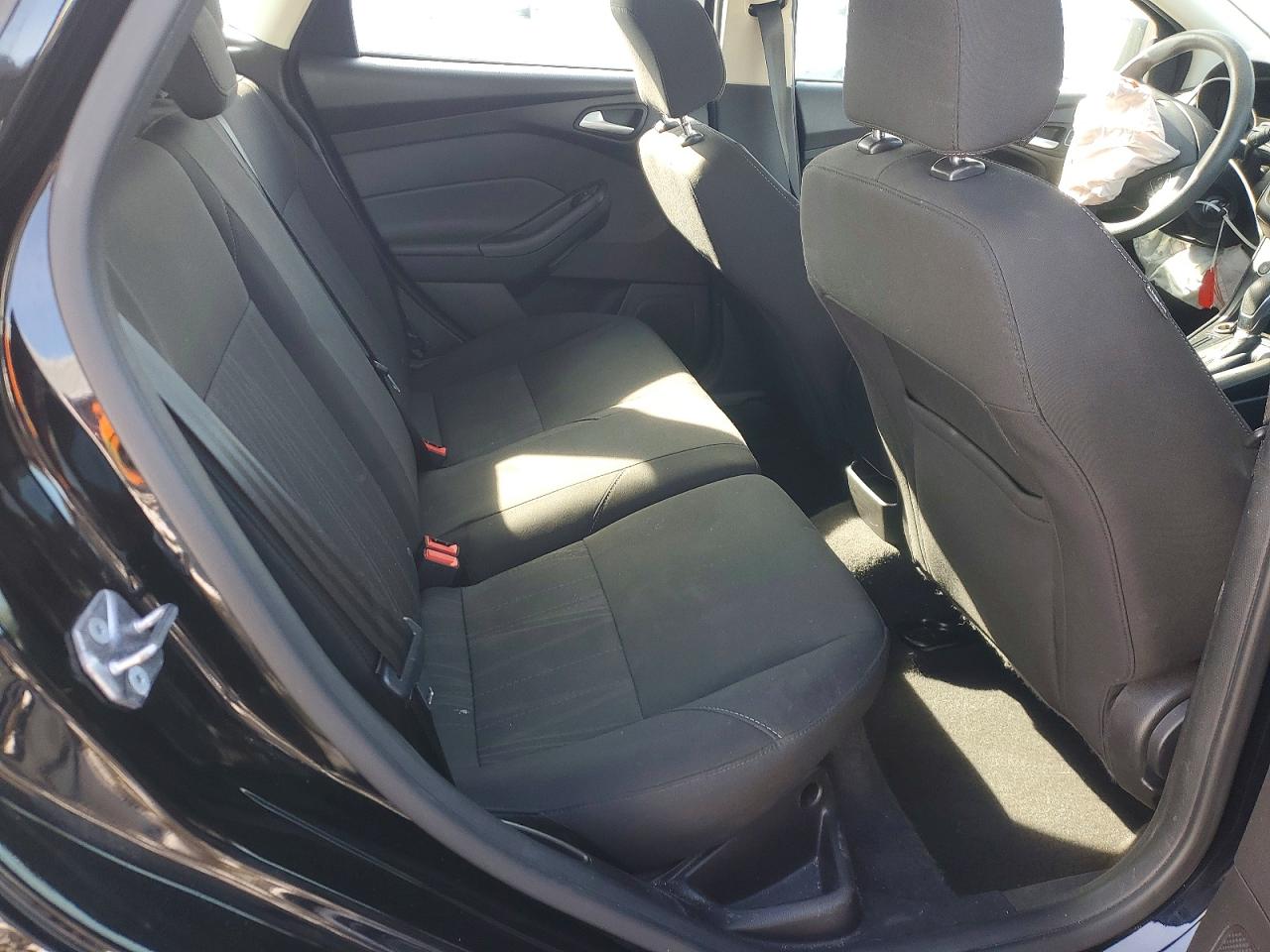 2017 FORD FOCUS SE photo 19