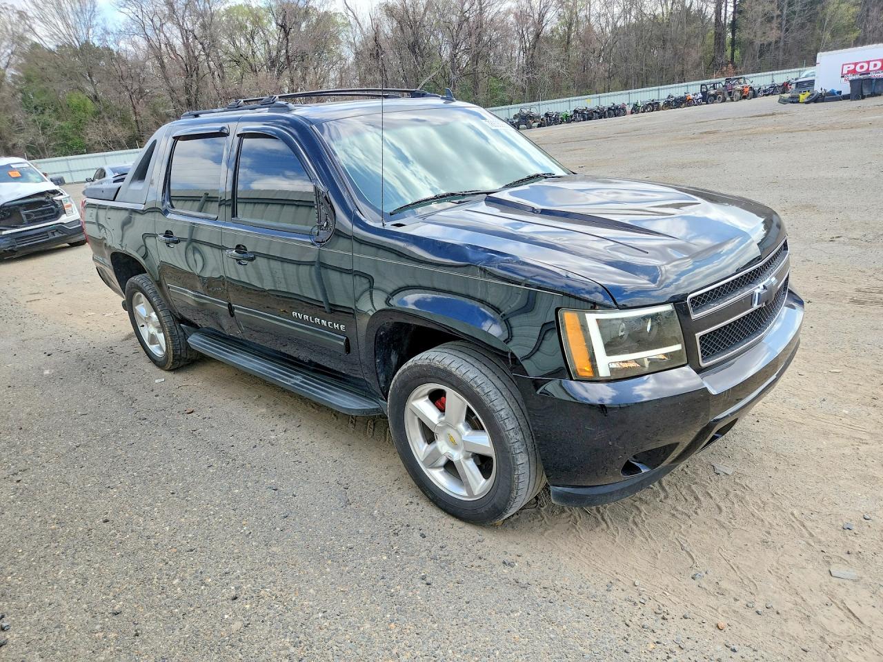 2011 CHEVROLET AVALANCHE LS photo 4
