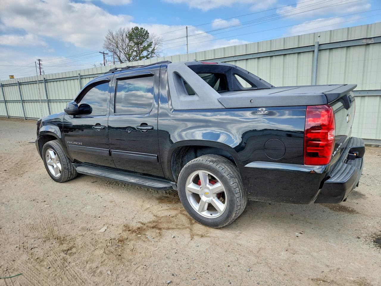 2011 CHEVROLET AVALANCHE LS photo 2