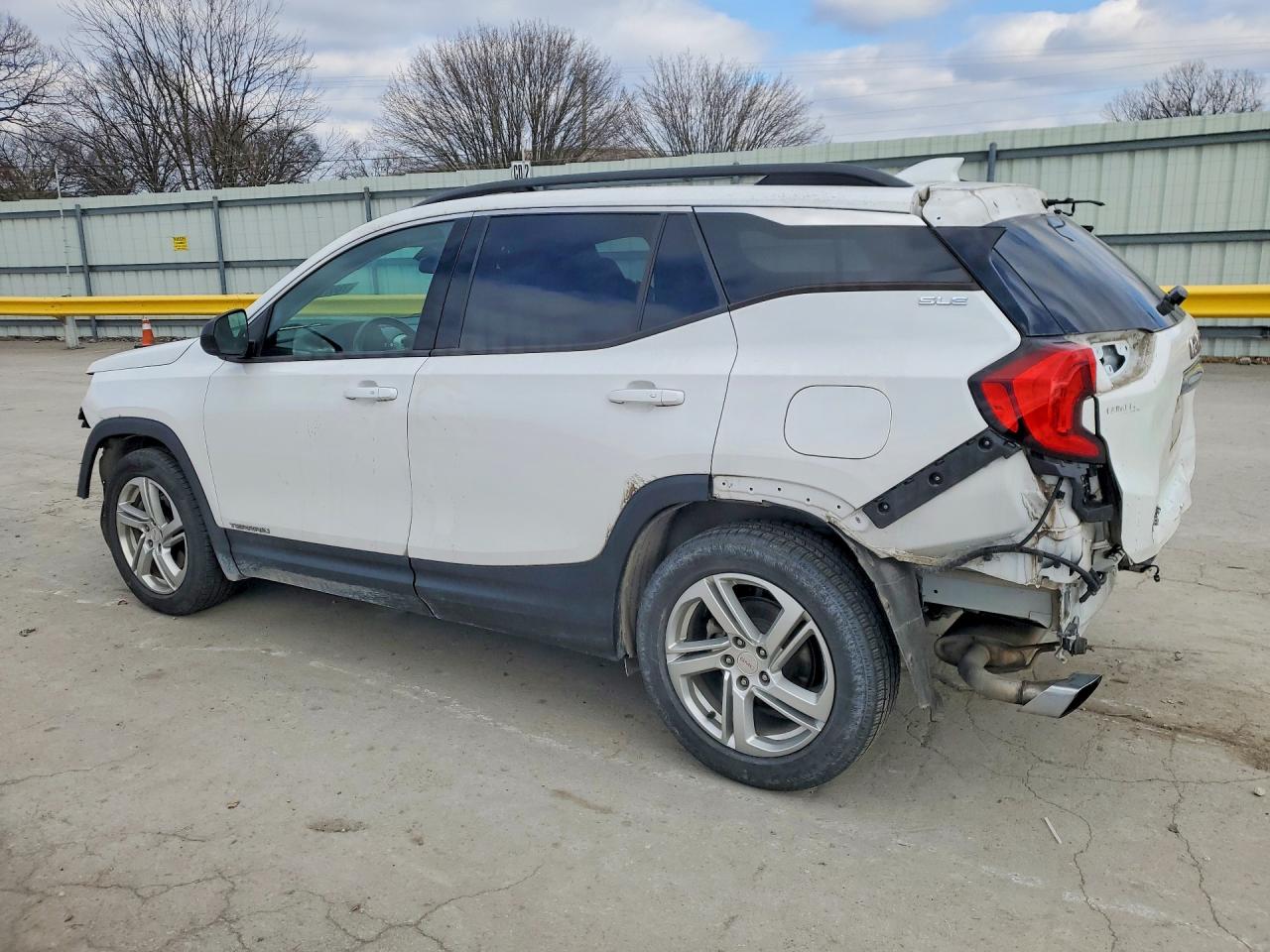 2018 GMC TERRAIN SLE photo 2
