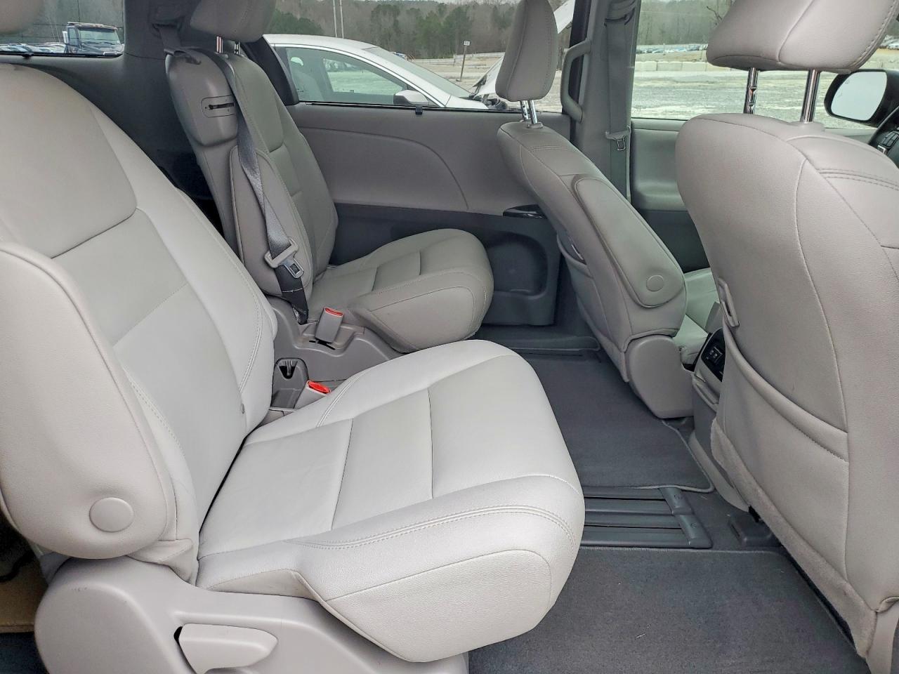 2020 TOYOTA SIENNA XLE 8-PASSENGER photo 11