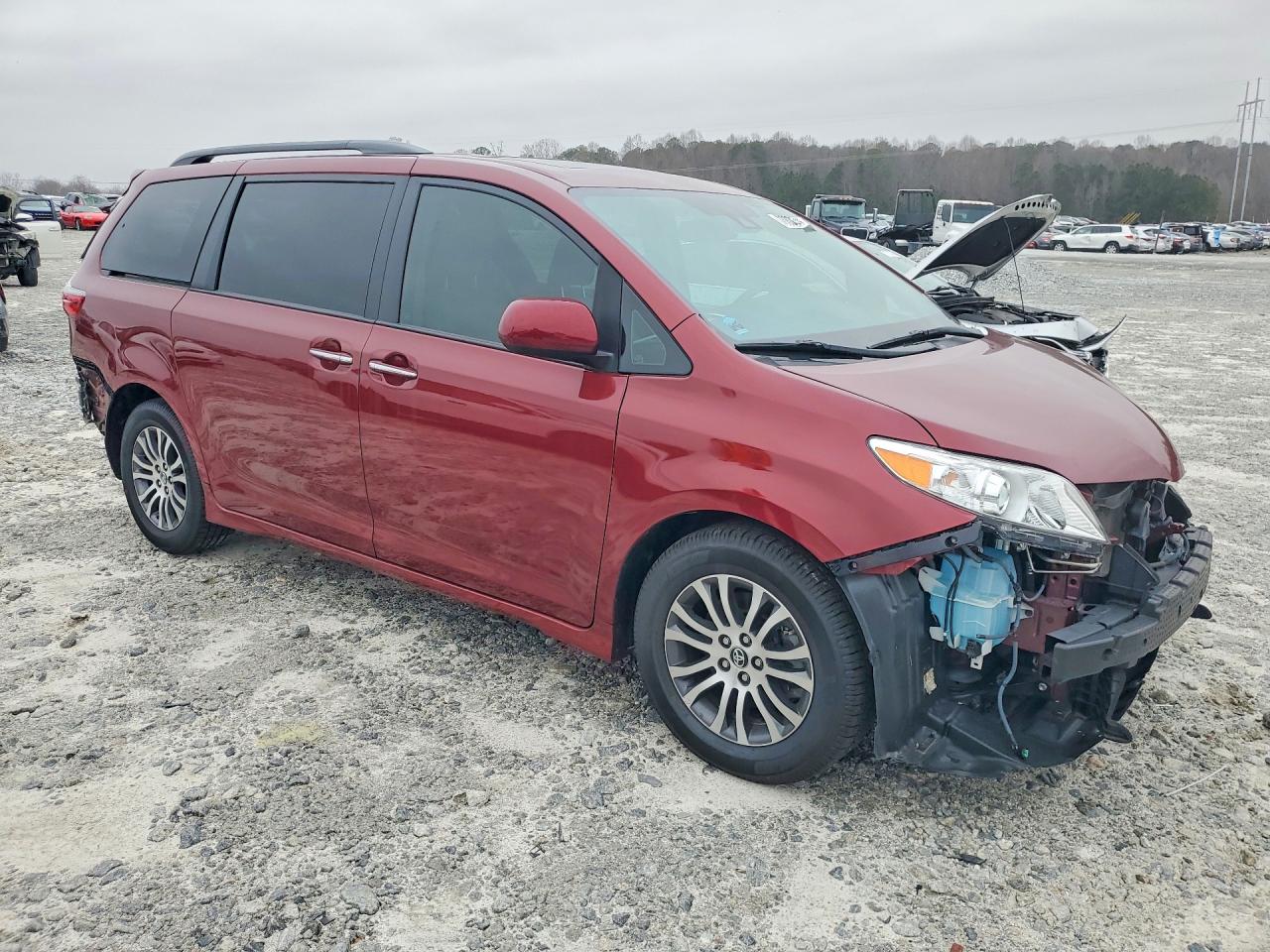 2020 TOYOTA SIENNA XLE 8-PASSENGER photo 4