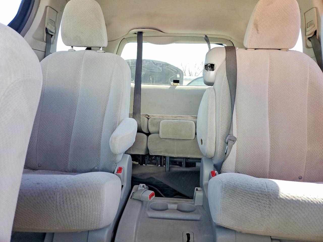 2013 TOYOTA SIENNA LE 8-PASSENGER photo 28