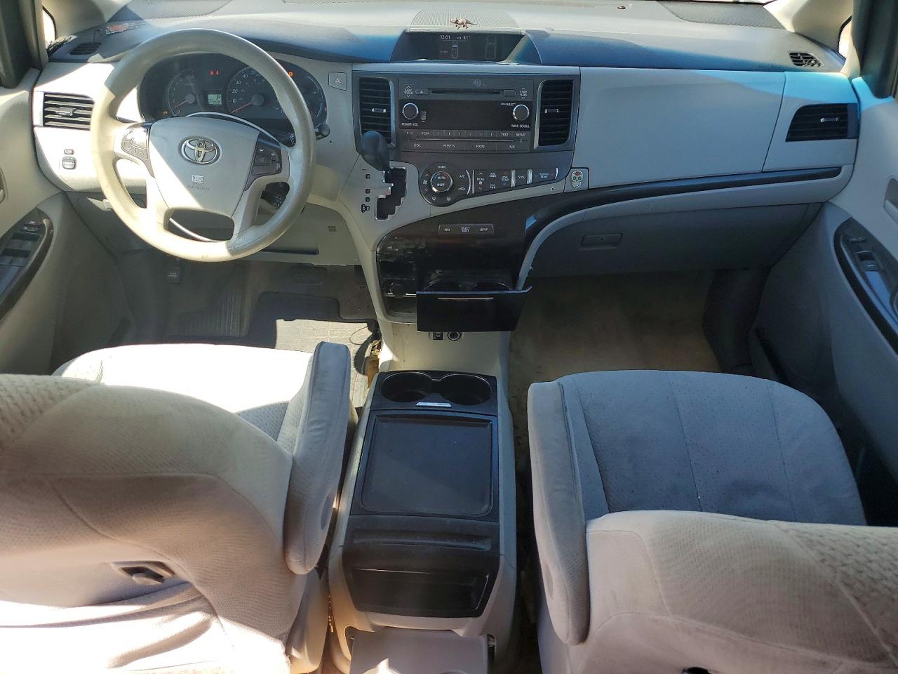 2013 TOYOTA SIENNA LE 8-PASSENGER photo 22