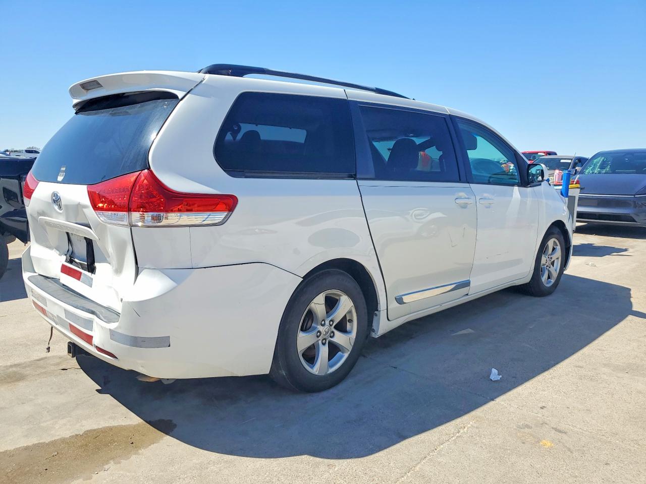 2013 TOYOTA SIENNA LE 8-PASSENGER photo 7