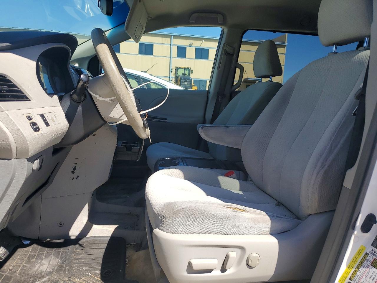 2013 TOYOTA SIENNA LE 8-PASSENGER photo 19