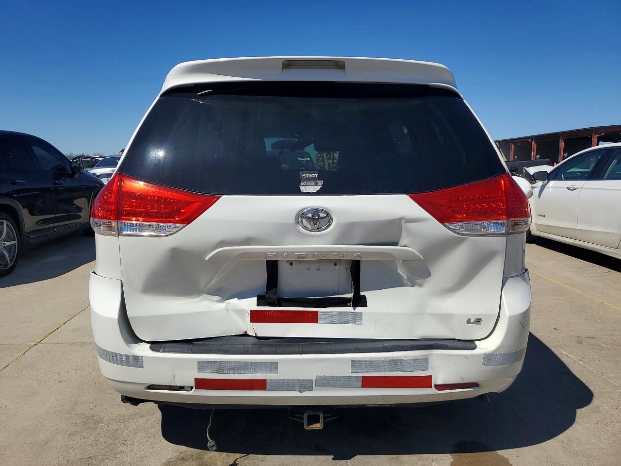 2013 TOYOTA SIENNA LE 8-PASSENGER photo 16