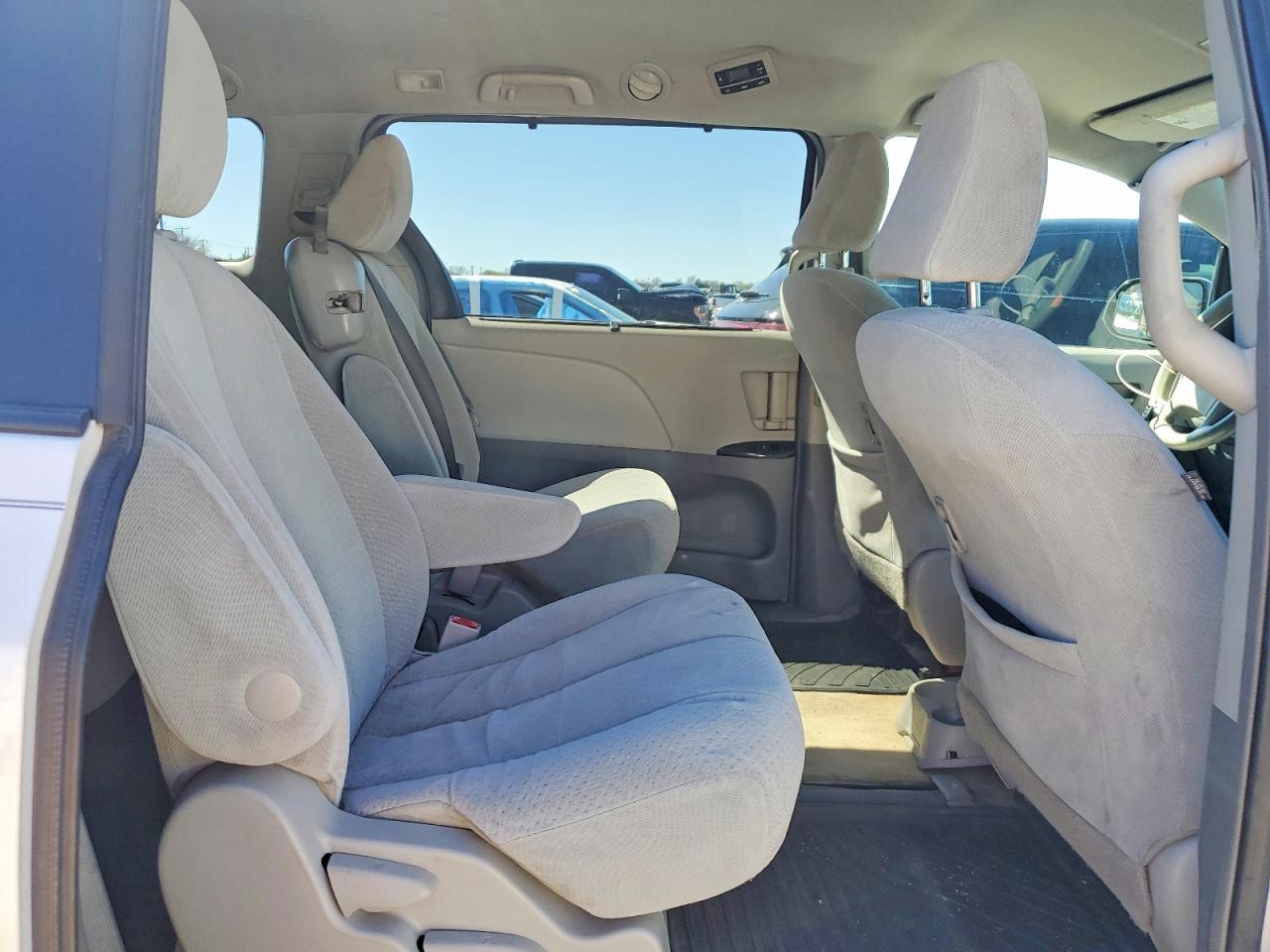 2013 TOYOTA SIENNA LE 8-PASSENGER photo 31