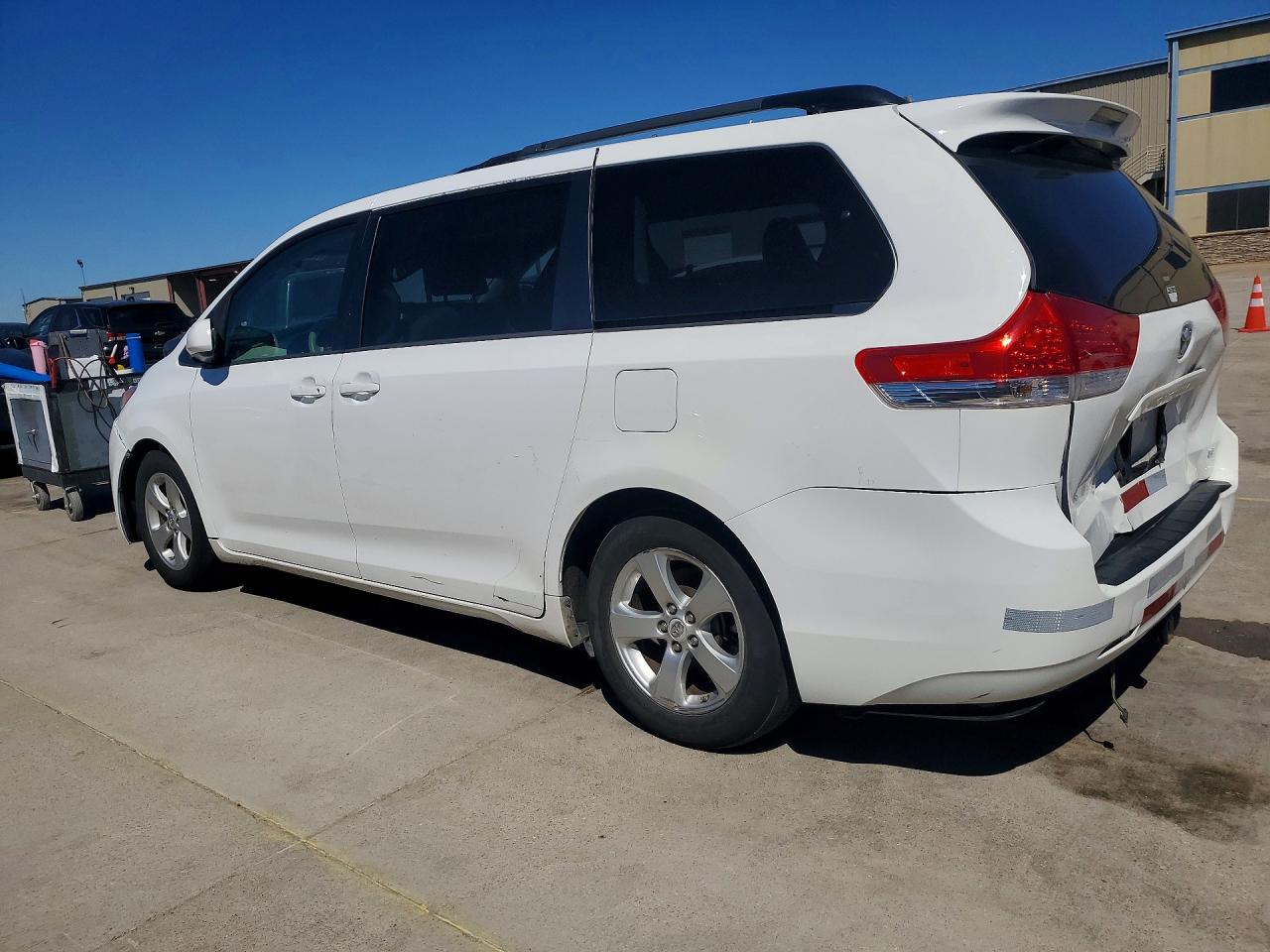 2013 TOYOTA SIENNA LE 8-PASSENGER photo 4