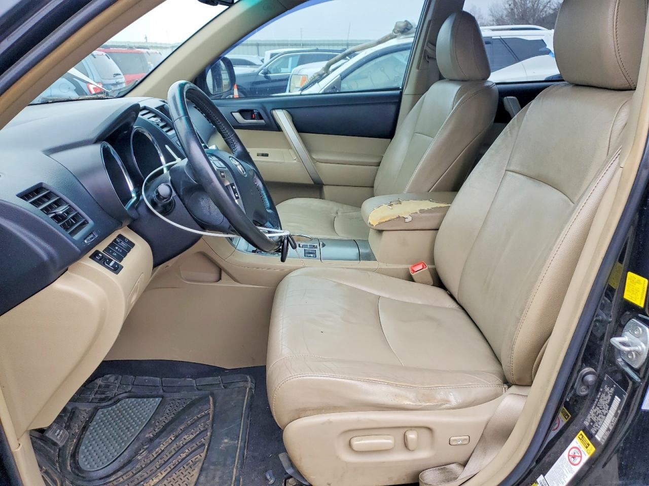 2011 TOYOTA HIGHLANDER SE photo 7