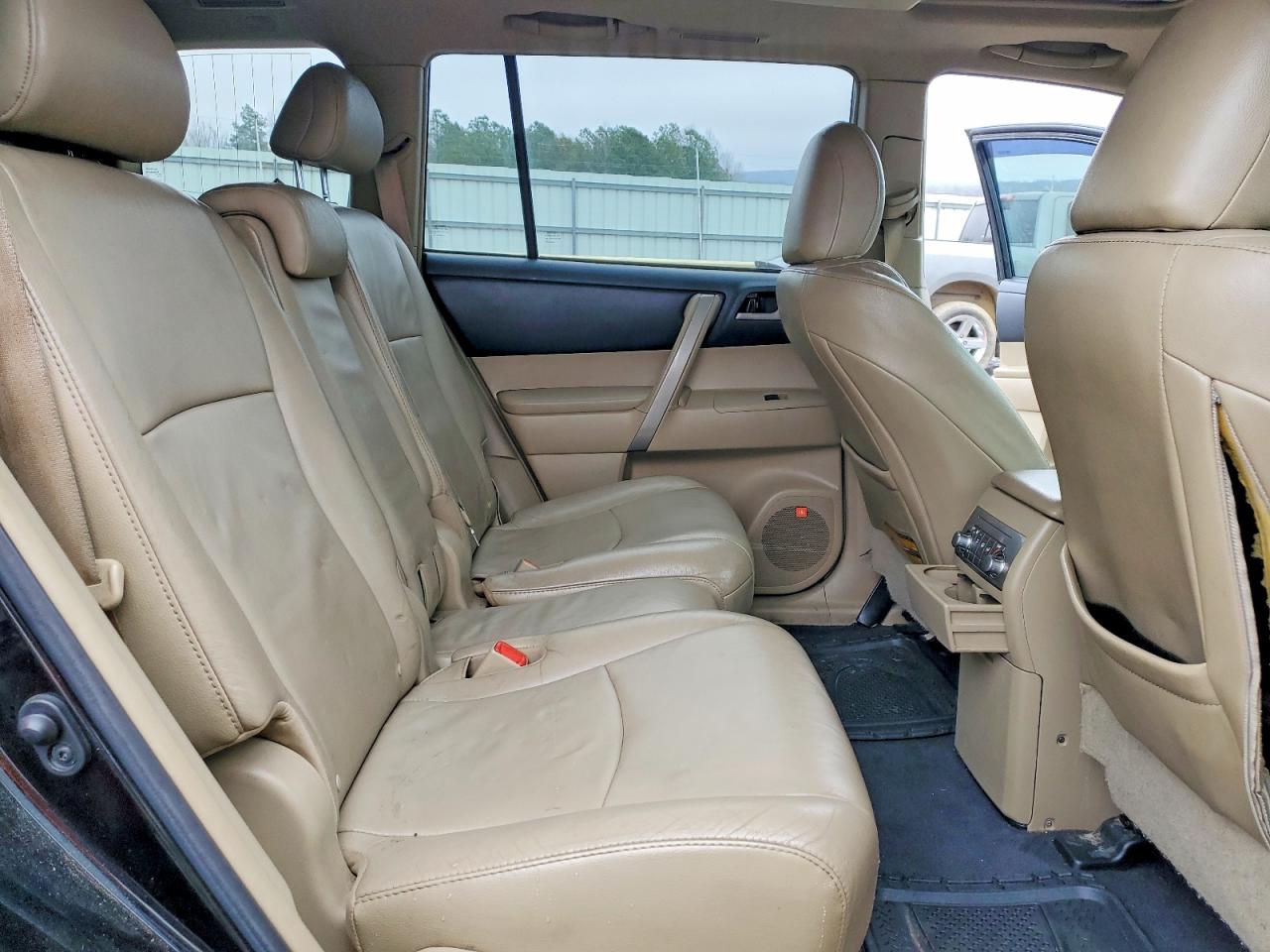 2011 TOYOTA HIGHLANDER SE photo 11