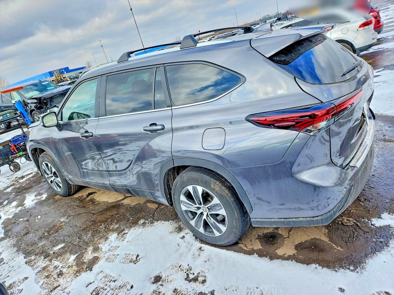 2024 TOYOTA HIGHLANDER HYBRID XLE photo 4