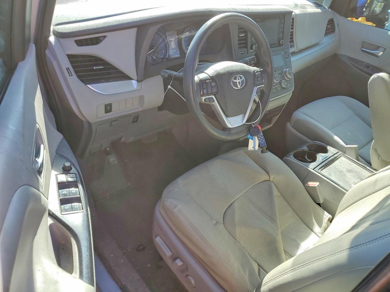 2020 TOYOTA SIENNA LE 8-PASSENGER photo 22