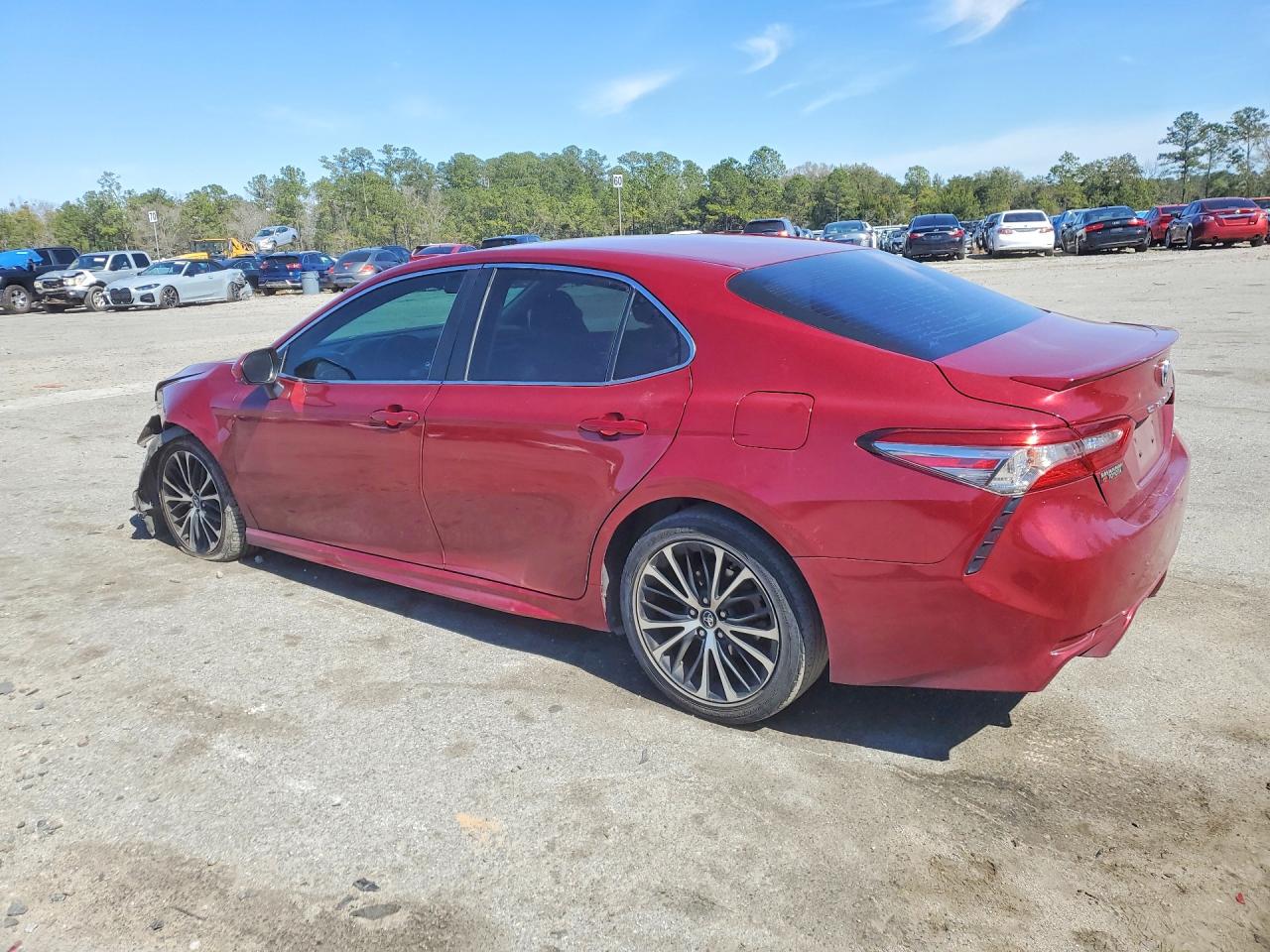 2018 TOYOTA CAMRY SE photo 2