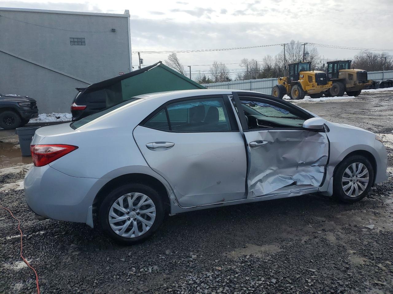2017 TOYOTA COROLLA LE photo 3