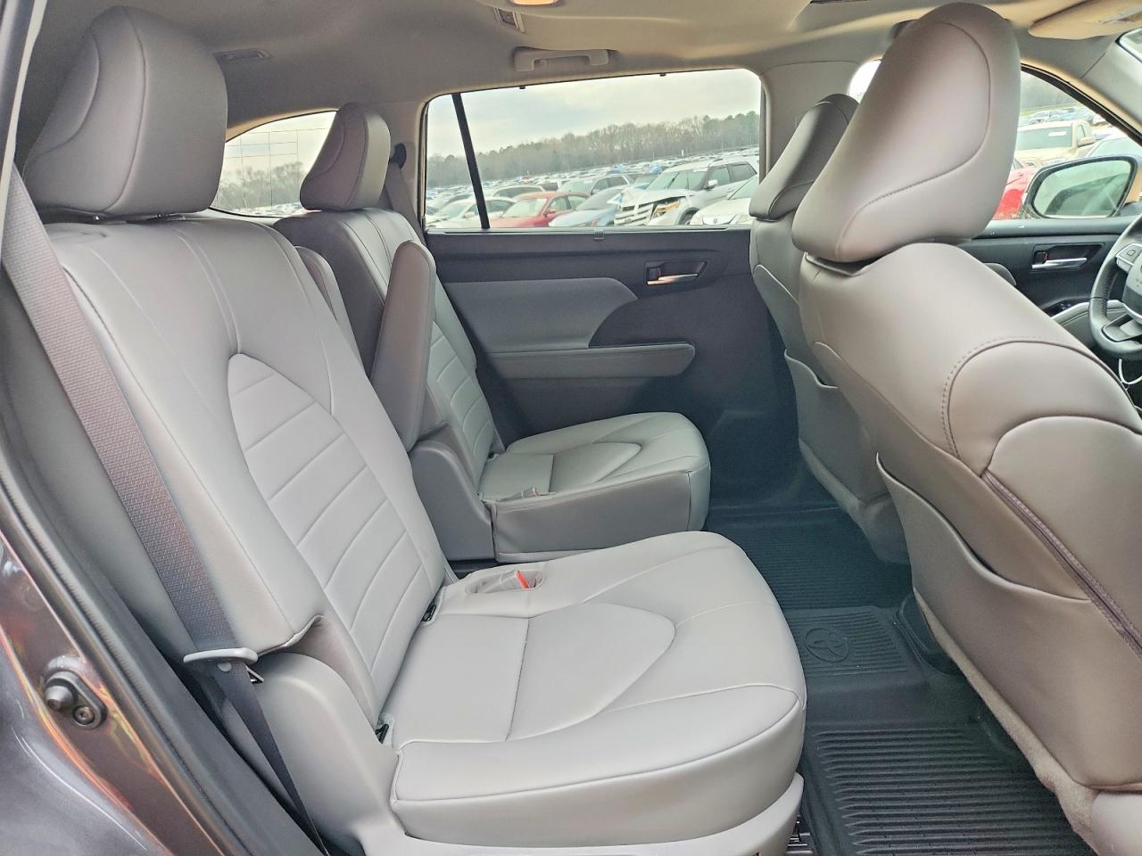2023 TOYOTA HIGHLANDER XLE photo 11