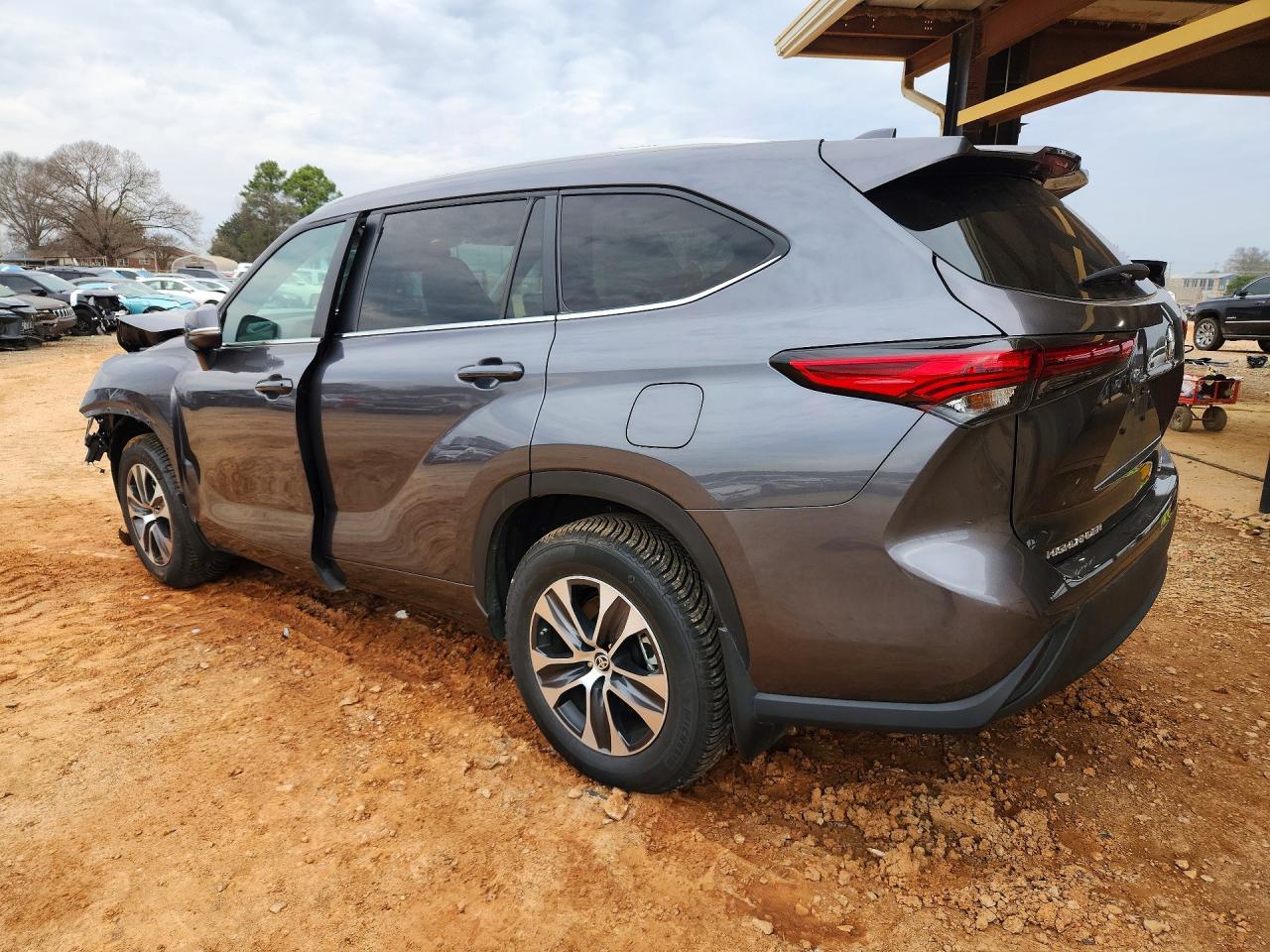 2023 TOYOTA HIGHLANDER XLE photo 2