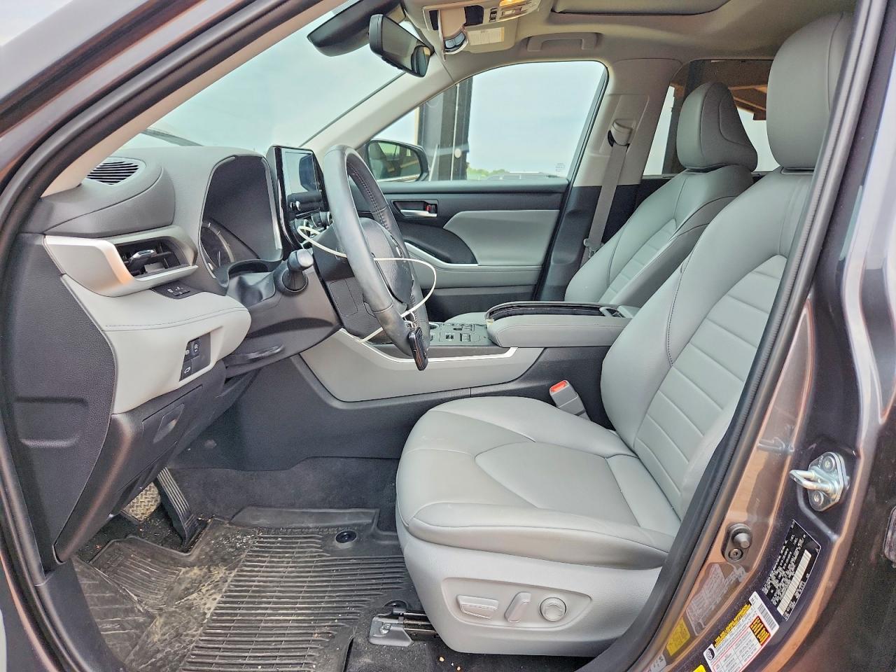 2023 TOYOTA HIGHLANDER XLE photo 7