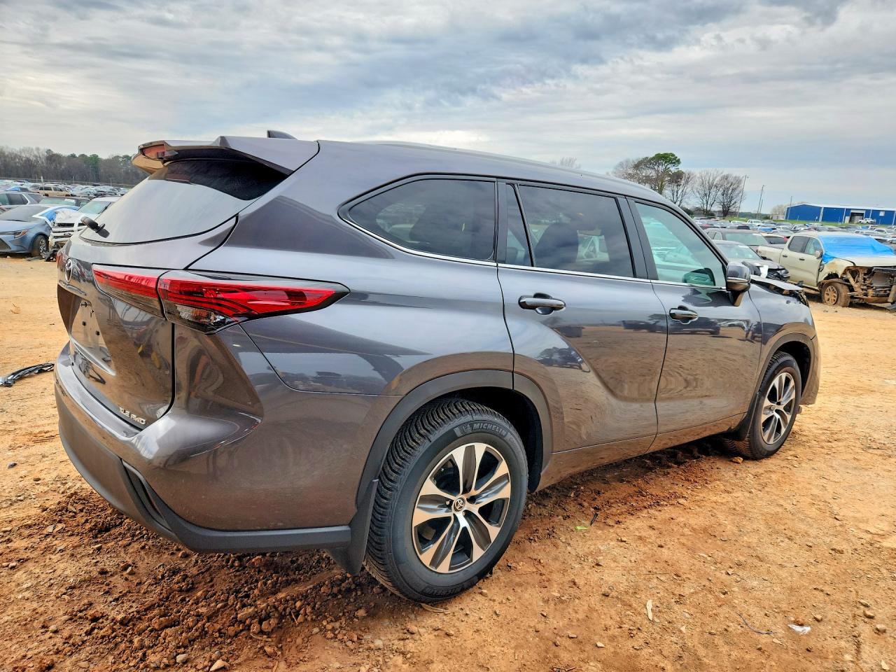 2023 TOYOTA HIGHLANDER XLE photo 3