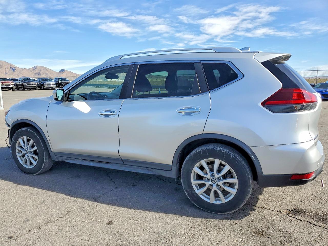 2019 NISSAN ROGUE SV photo 2