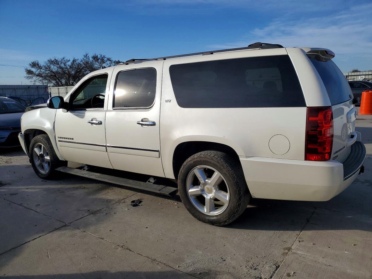 2013 CHEVROLET SUBURBAN K1500 LTZ photo 4