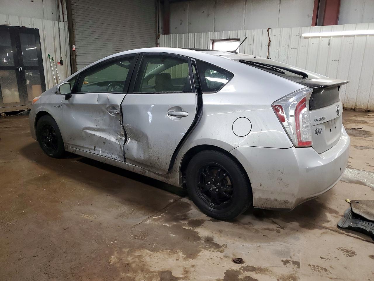 2014 TOYOTA PRIUS THREE photo 4