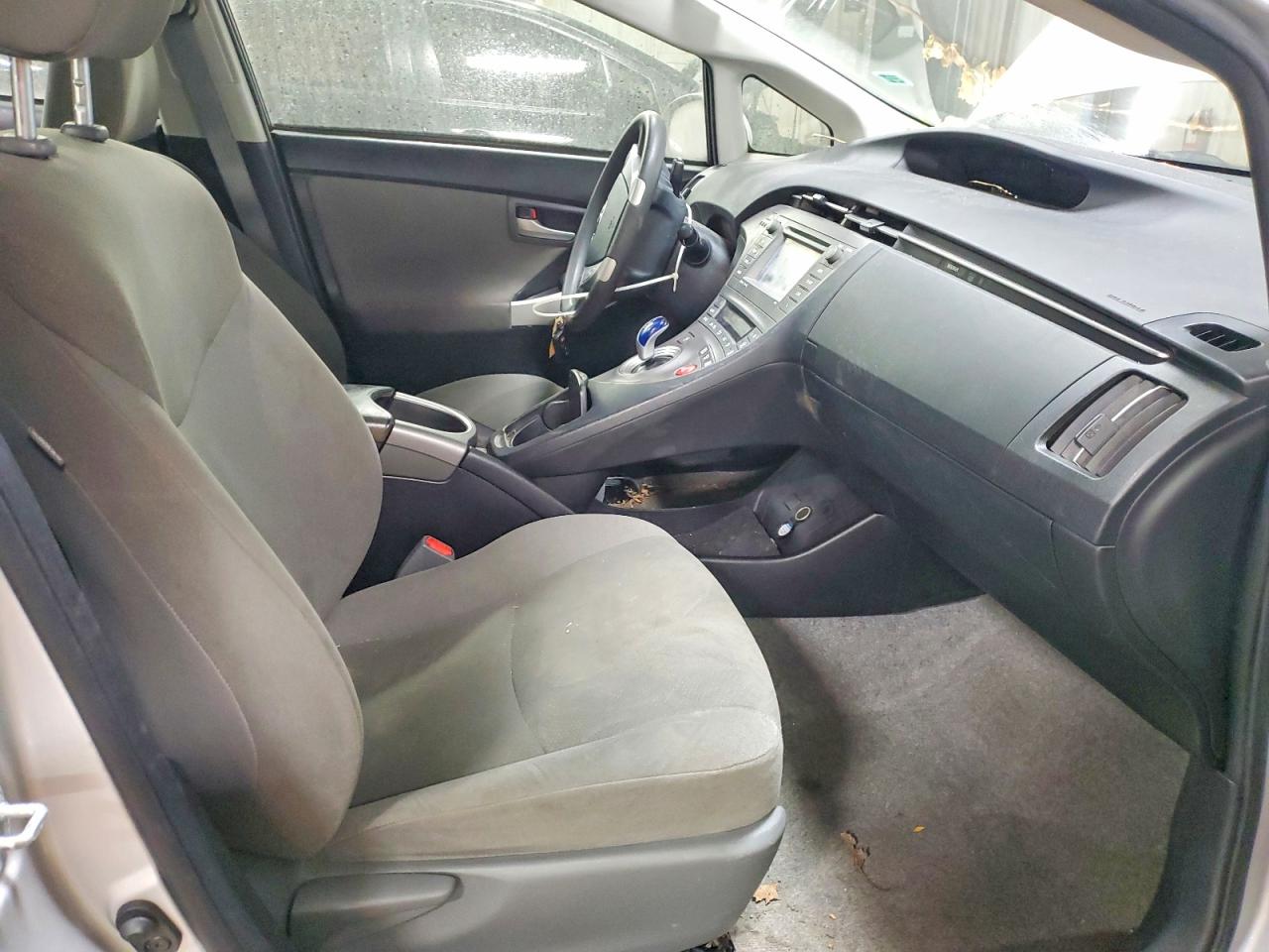 2014 TOYOTA PRIUS THREE photo 19