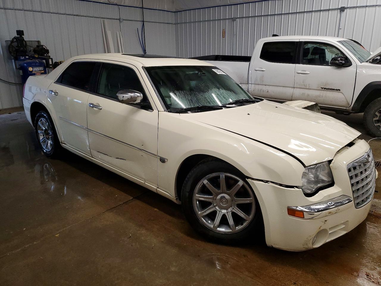 2005 CHRYSLER 300C photo 4