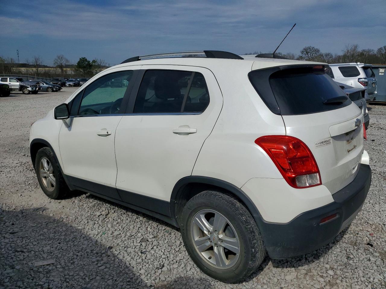 2015 CHEVROLET TRAX 1LT photo 2