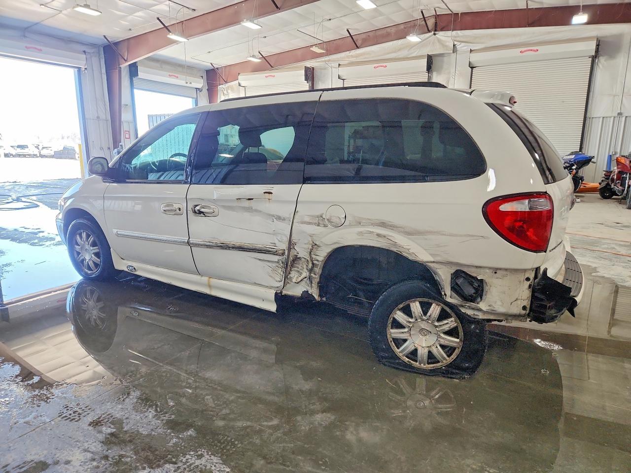 2006 CHRYSLER TOWN & COUNTRY TOURING photo 2