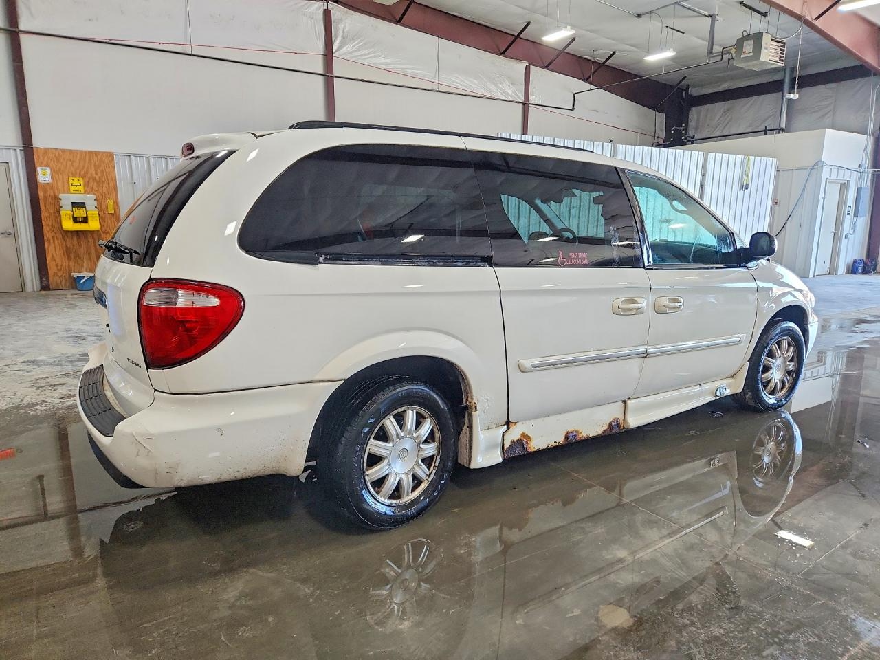 2006 CHRYSLER TOWN & COUNTRY TOURING photo 3