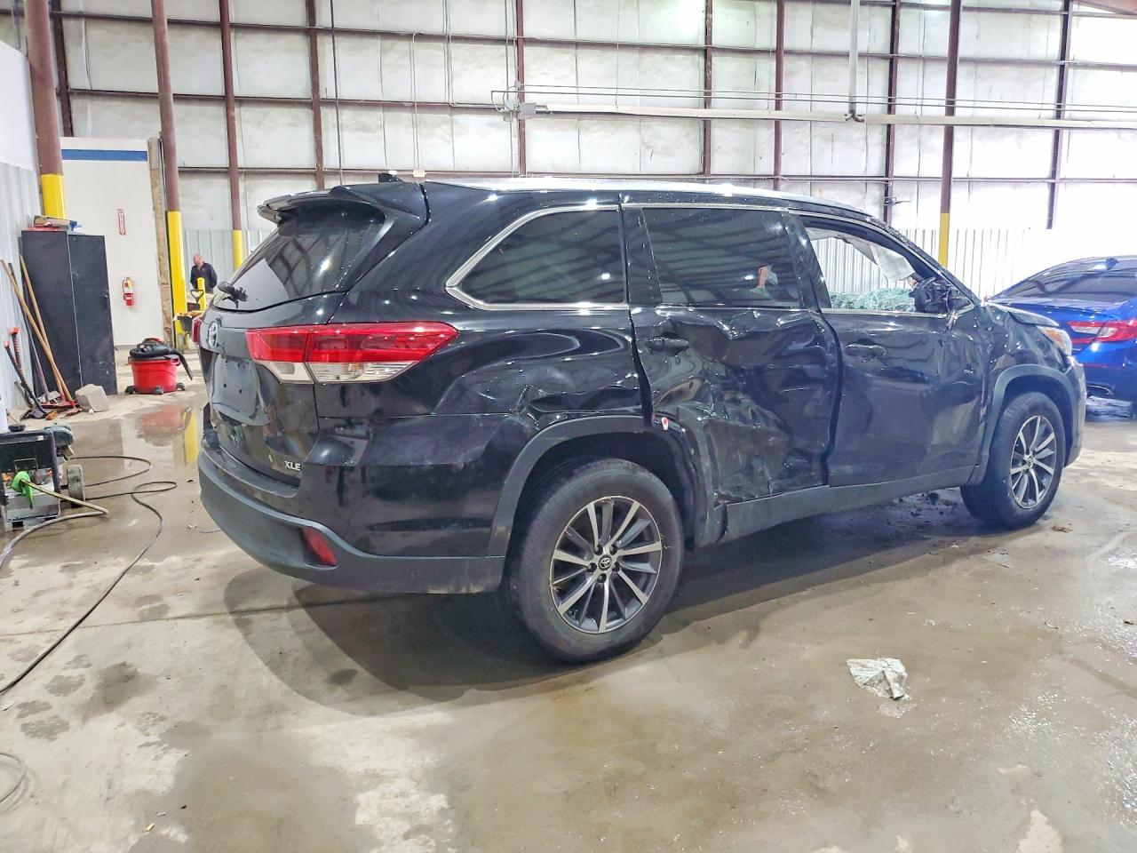 2019 TOYOTA HIGHLANDER XLE photo 5