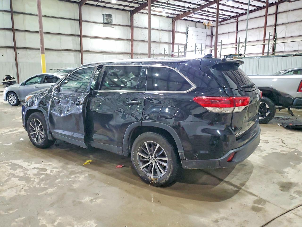 2019 TOYOTA HIGHLANDER XLE photo 3