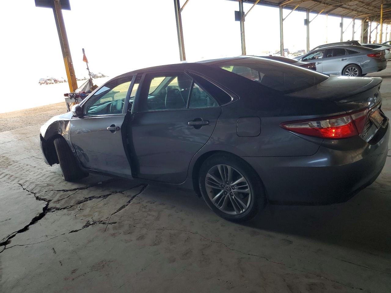 2015 TOYOTA CAMRY SE photo 3