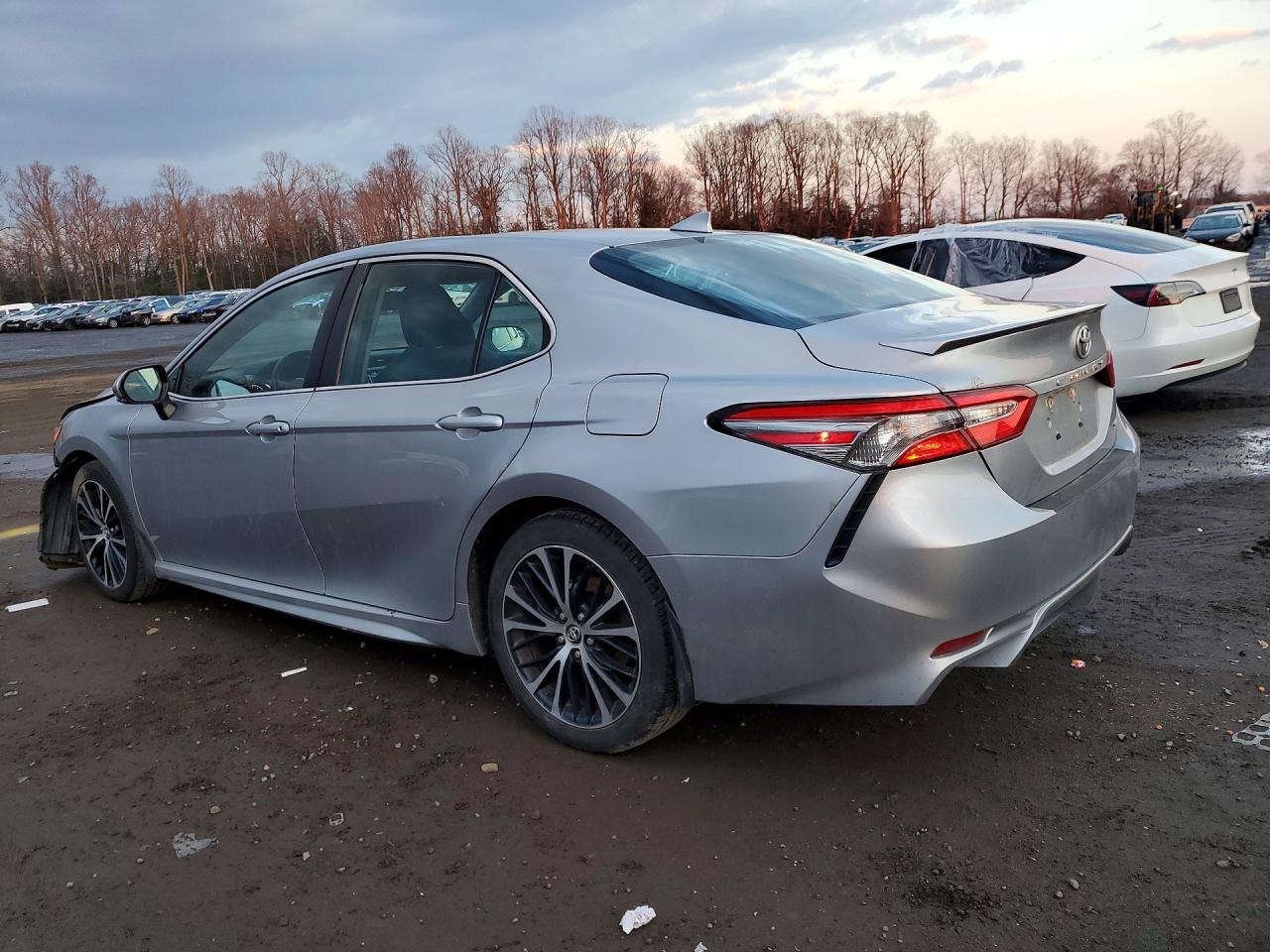 2019 TOYOTA CAMRY SE photo 4