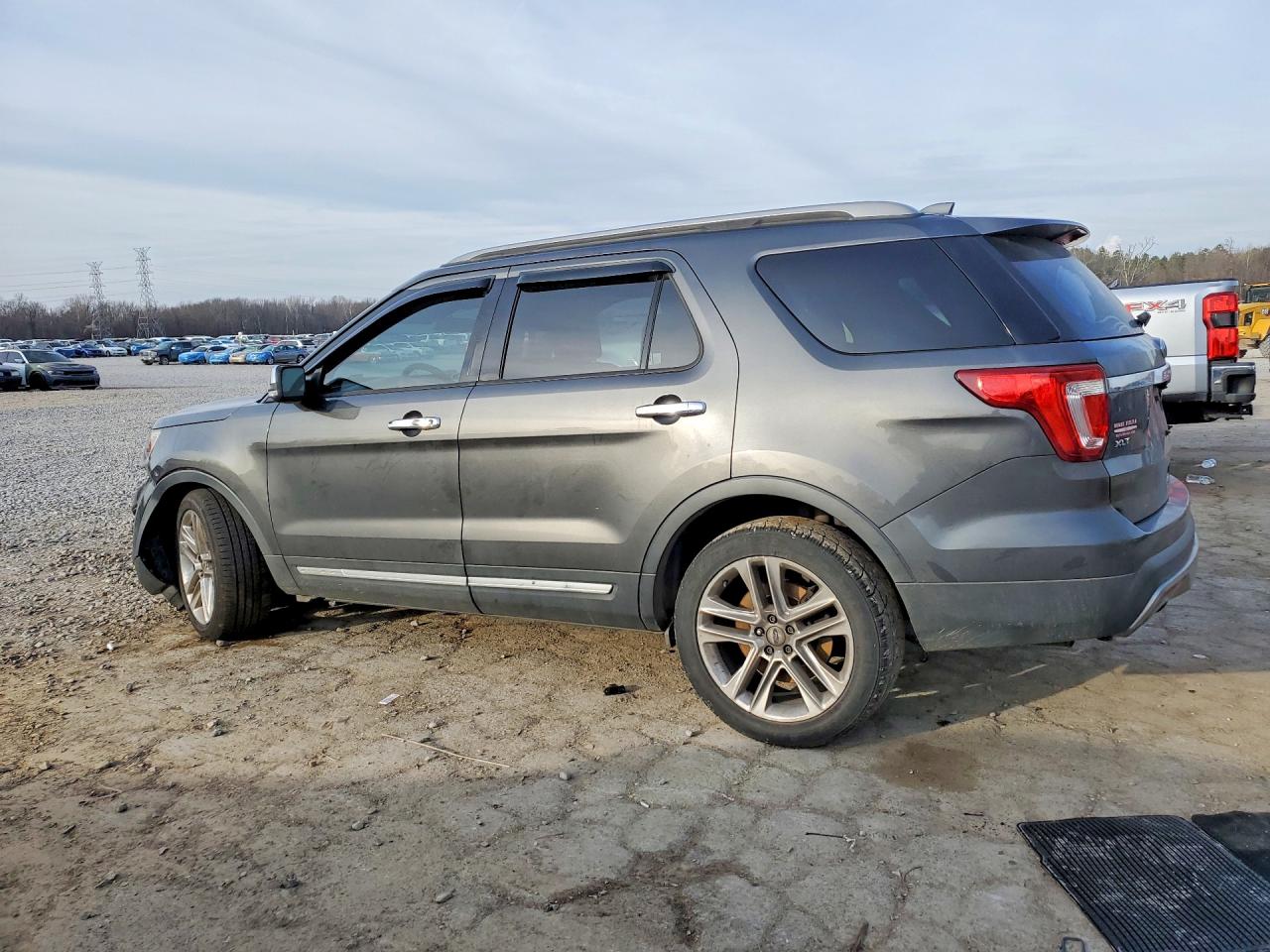 2017 FORD EXPLORER XLT photo 2