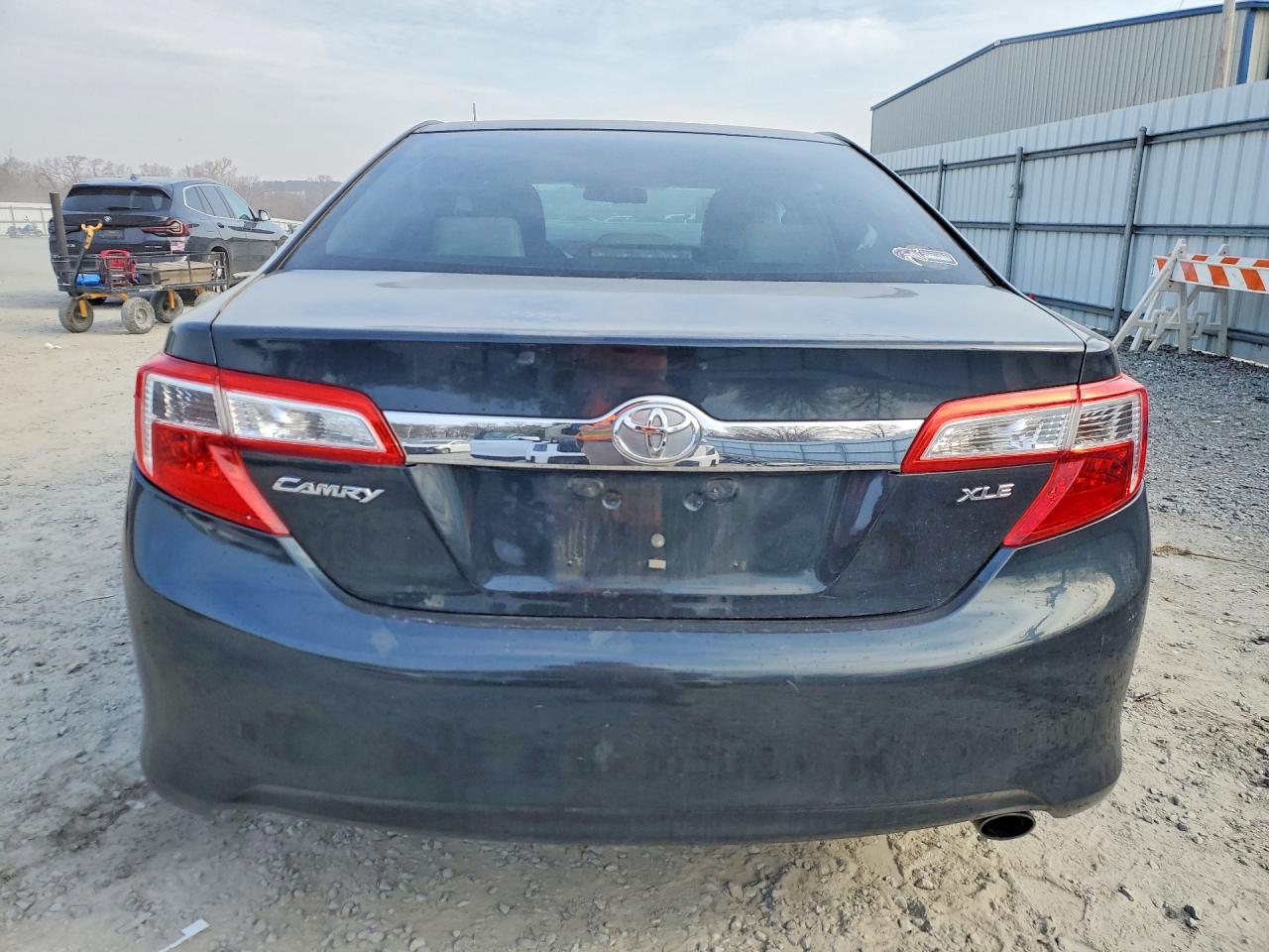 2012 TOYOTA CAMRY XLE photo 11