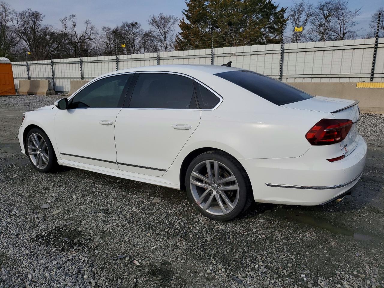 2019 VOLKSWAGEN PASSAT SE R-LINE photo 2