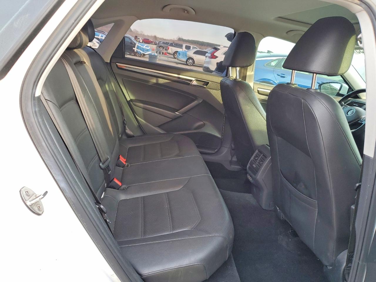 2019 VOLKSWAGEN PASSAT SE R-LINE photo 10