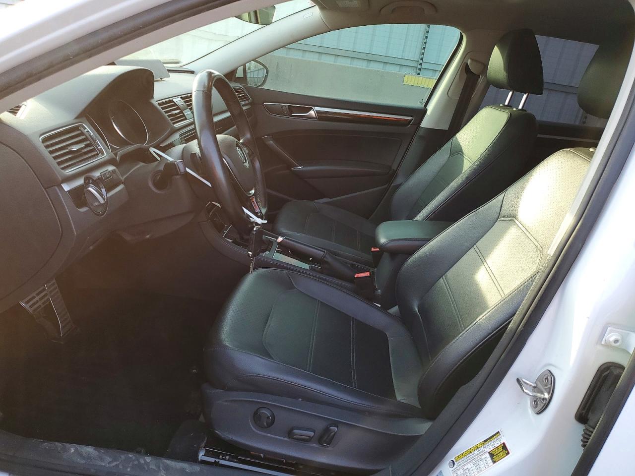 2019 VOLKSWAGEN PASSAT SE R-LINE photo 7