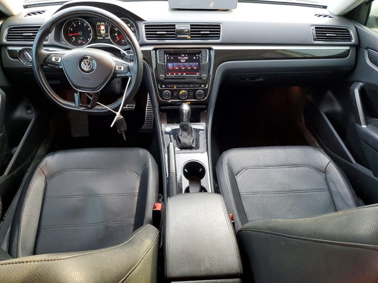 2019 VOLKSWAGEN PASSAT SE R-LINE photo 8