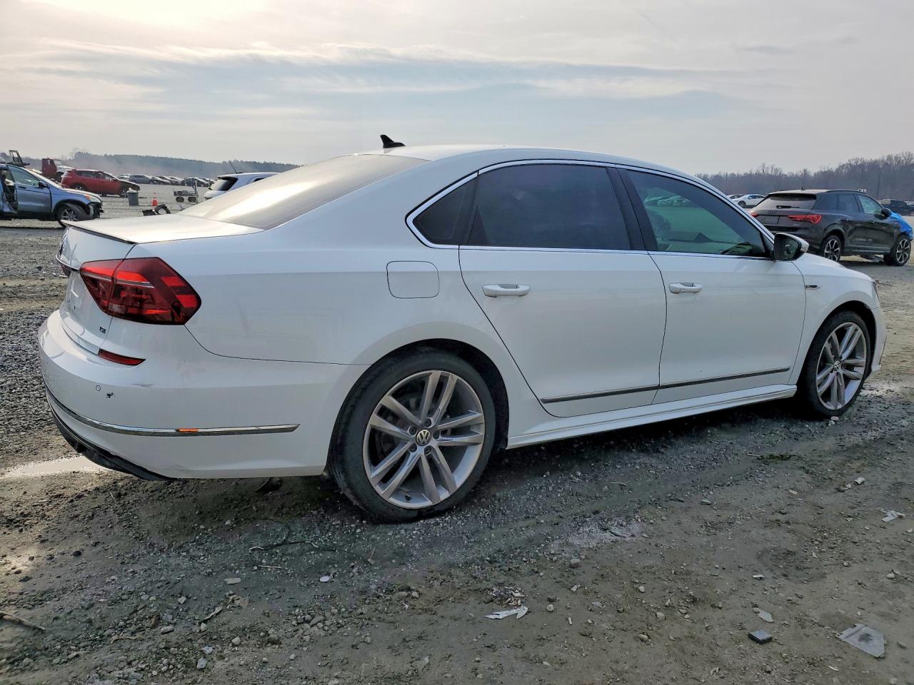 2019 VOLKSWAGEN PASSAT SE R-LINE photo 3