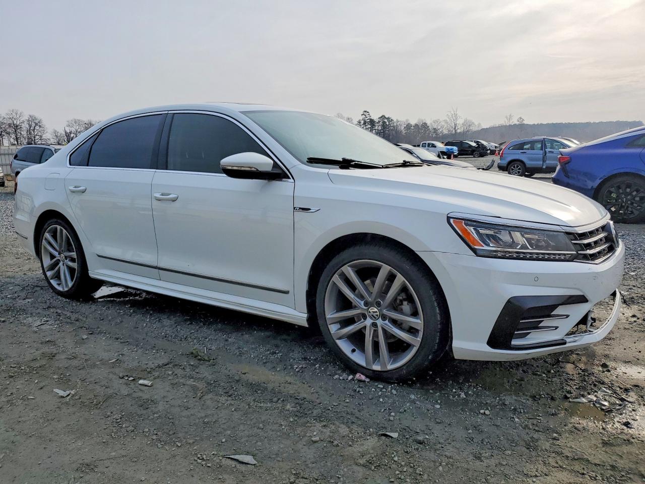 2019 VOLKSWAGEN PASSAT SE R-LINE photo 4