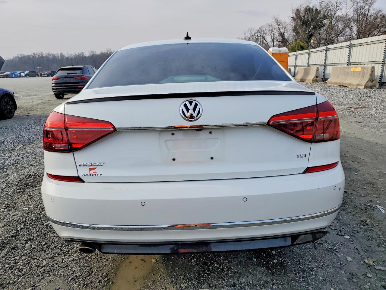 2019 VOLKSWAGEN PASSAT SE R-LINE photo 6
