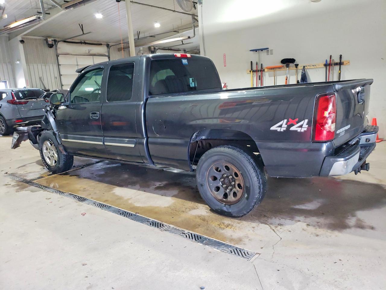 2005 CHEVROLET SILVERADO K1500 photo 2