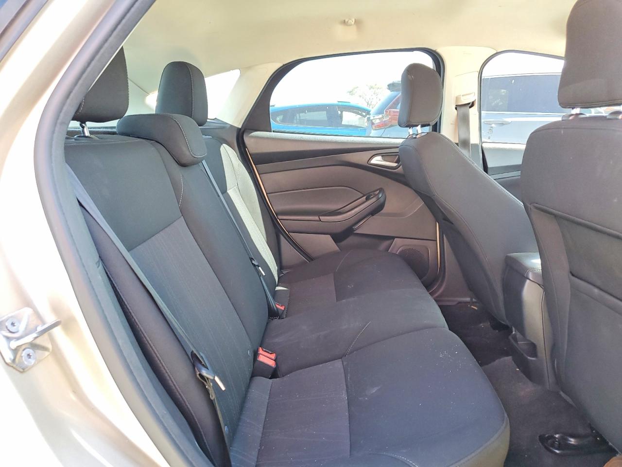 2017 FORD FOCUS SE photo 28