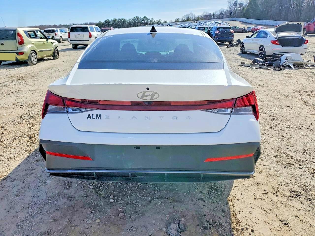 2025 HYUNDAI ELANTRA SE photo 11