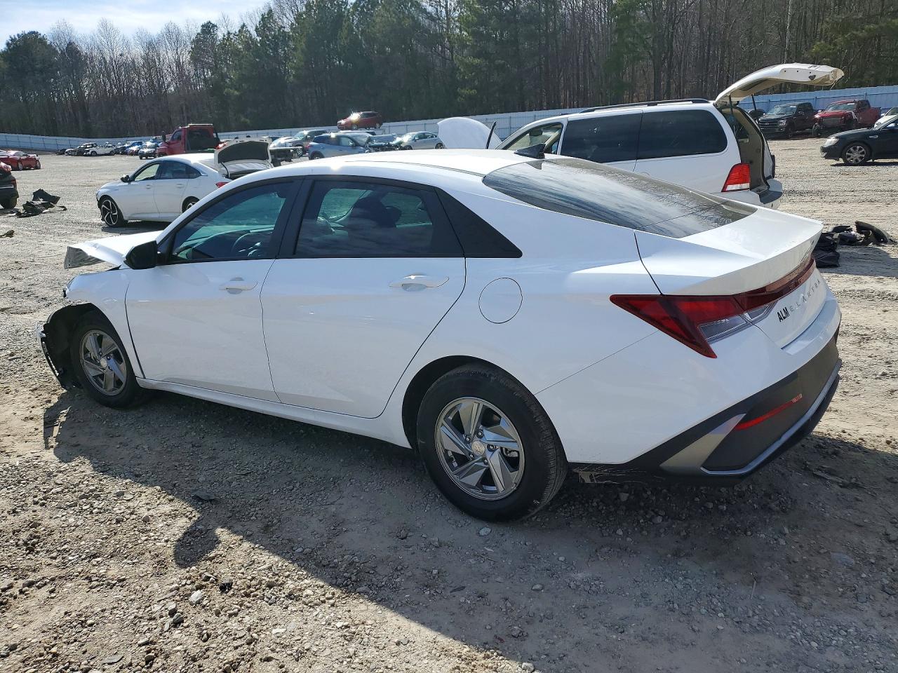 2025 HYUNDAI ELANTRA SE photo 3